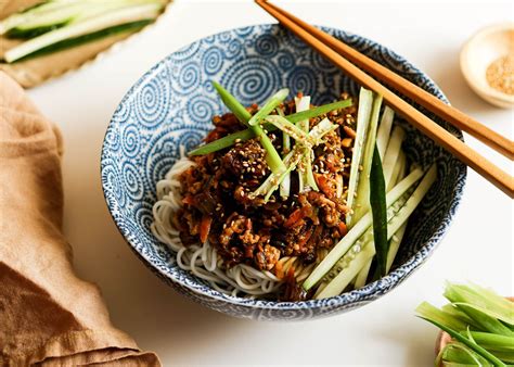   炸酱面: 濃厚な豆の風味と中華麺のコクが織りなす、至高の一杯！